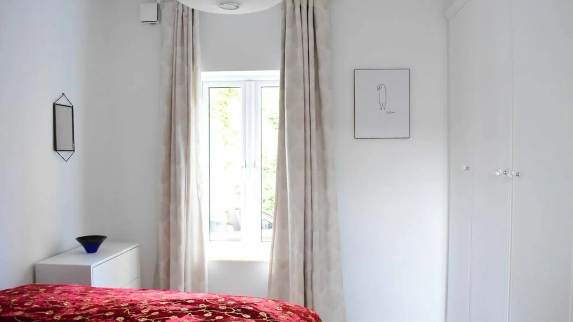 2 Bedroom Flat In Central Dublin Sleeps 4 0*,  Ирландия